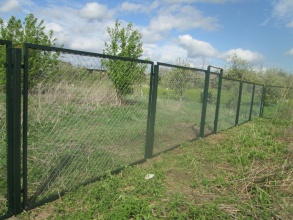 Забор из сетки рабицы в натяг секционный 20 соток фото цена за метр под ключ
