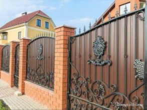 Кирпичный забор с ковкой  150 метров фото в Чкаловске