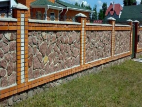 Кирпичный забор с камнем 12 метров фото в Чкаловске