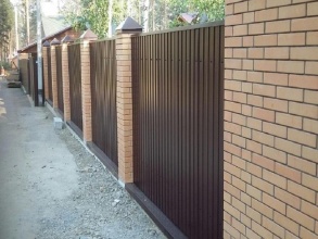 Забор из профнастила с кирпичными столбами 72 метра фото в Чкаловске