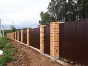 Кирпичный забор на ленточном фундаменте 12 метров фото в Чкаловске