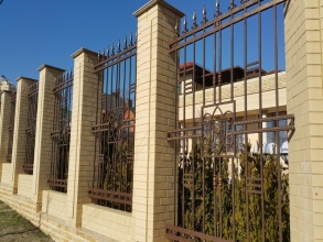 Кирпичный забор с ковкой  10 метров фото в Чкаловске