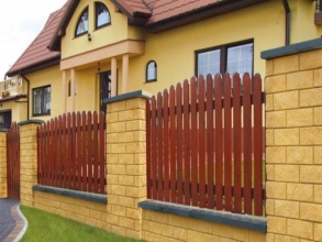 Кирпичный забор на ленточном фундаменте 50 метров фото недорого под ключ